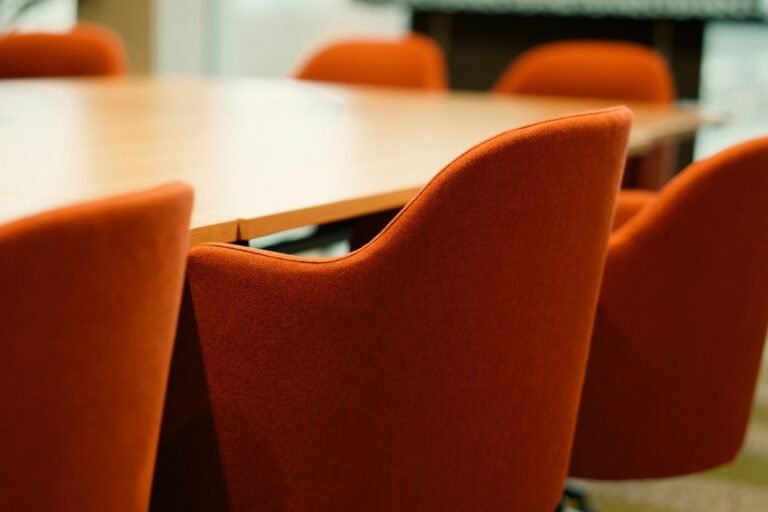 طاولة ضيافة أنيقة داخل قاعة اجتماعات بنك