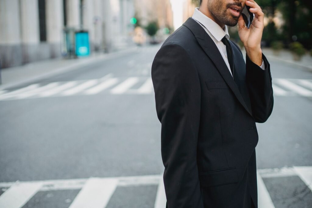 شخص يتواصل هاتفياً لتنسيق تفاصيل مناسبة