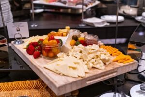 طاولة الأجبان في الضيافة السعودية: كيف تُبنى