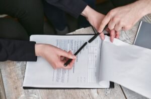 مراجعة بنود عقد الضيافة قبل التوقيع