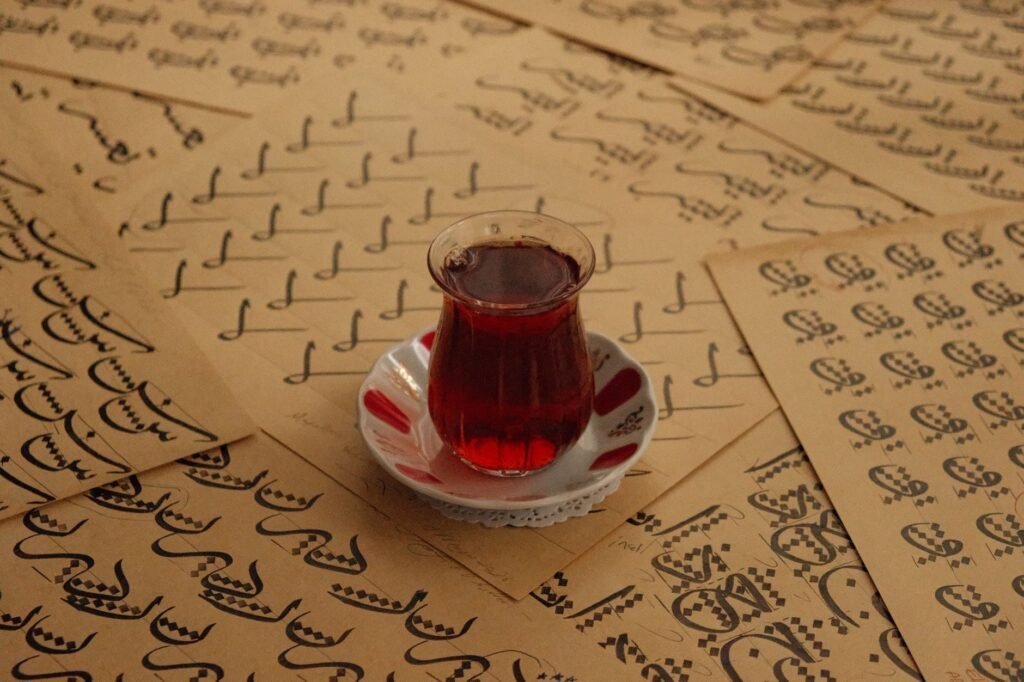 كوب شاي تقليدي على طاولة ضيافة سعودية