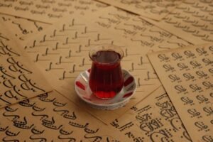 الشاي في الضيافة السعودية: تفصيل صغير يُلاحَظ دائماً