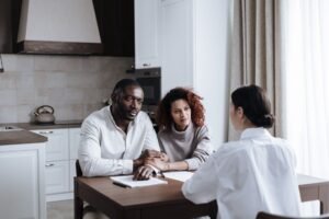 عائلة تتناقش حول تخطيط مناسبة على طاولة