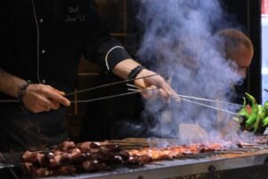 محطة حية تضيف حركة وحضوراً لضيافة المناسبة