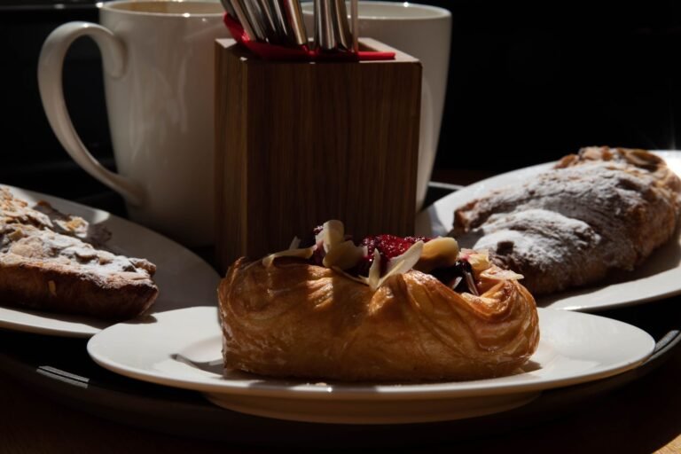 طاولة كوفي بريك أنيقة معدة لاستراحة اجتماع عمل