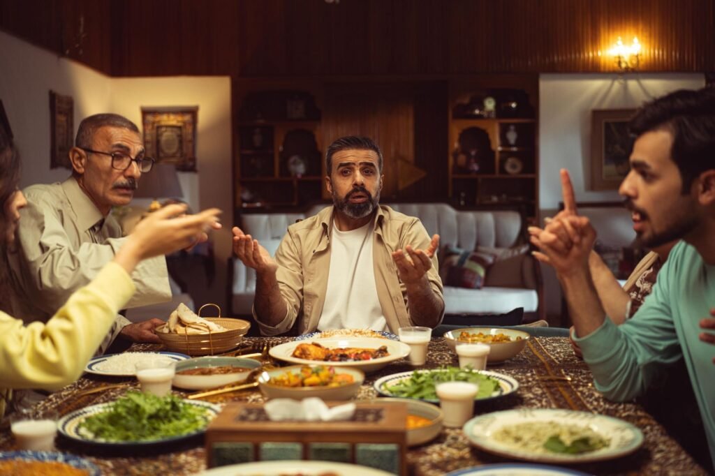 طاولة ضيافة عائلية تجمع أصنافاً متنوعة