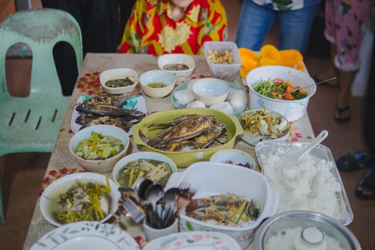 طاولة ضيافة منزلية في مناسبة عائلية