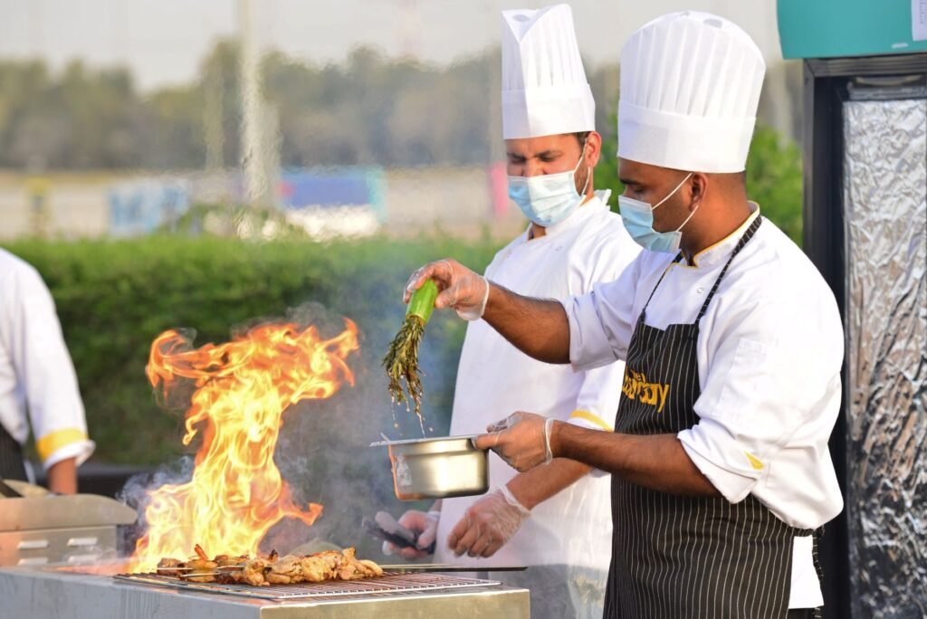 شيف يشوي أمام الضيوف في محطة مشويات حية