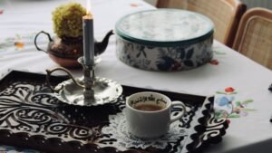 صينية ضيافة منزلية هادئة لاستقبال زوار المولود