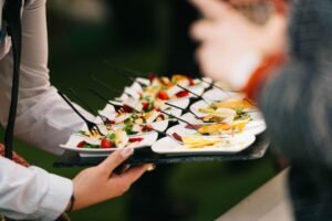 تفاصيل تقديم راقية في بوفيه ضيافة مميز