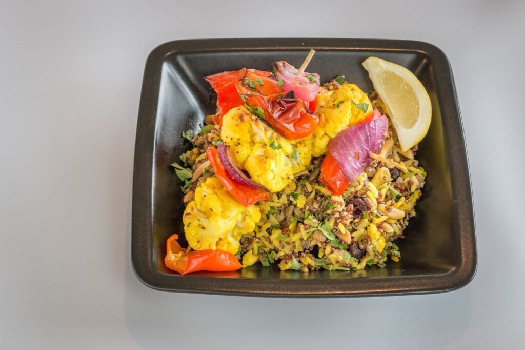 أطباق جانبية من أرز وبطاطس وخضار في بوفيه مناسبة