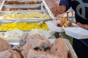 خطا بوفيه متوازيان لتقديم الطعام في مناسبة كبيرة